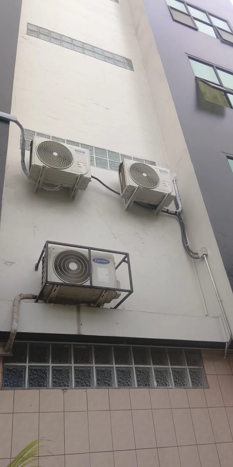 Unidades exteriores instaladas en fachada