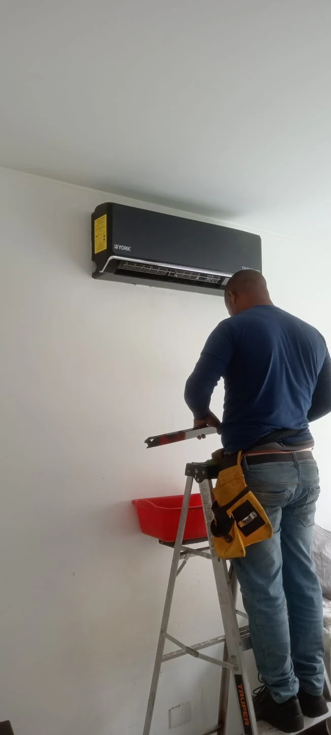 T&eacute;cnico trabajando en un equipo split