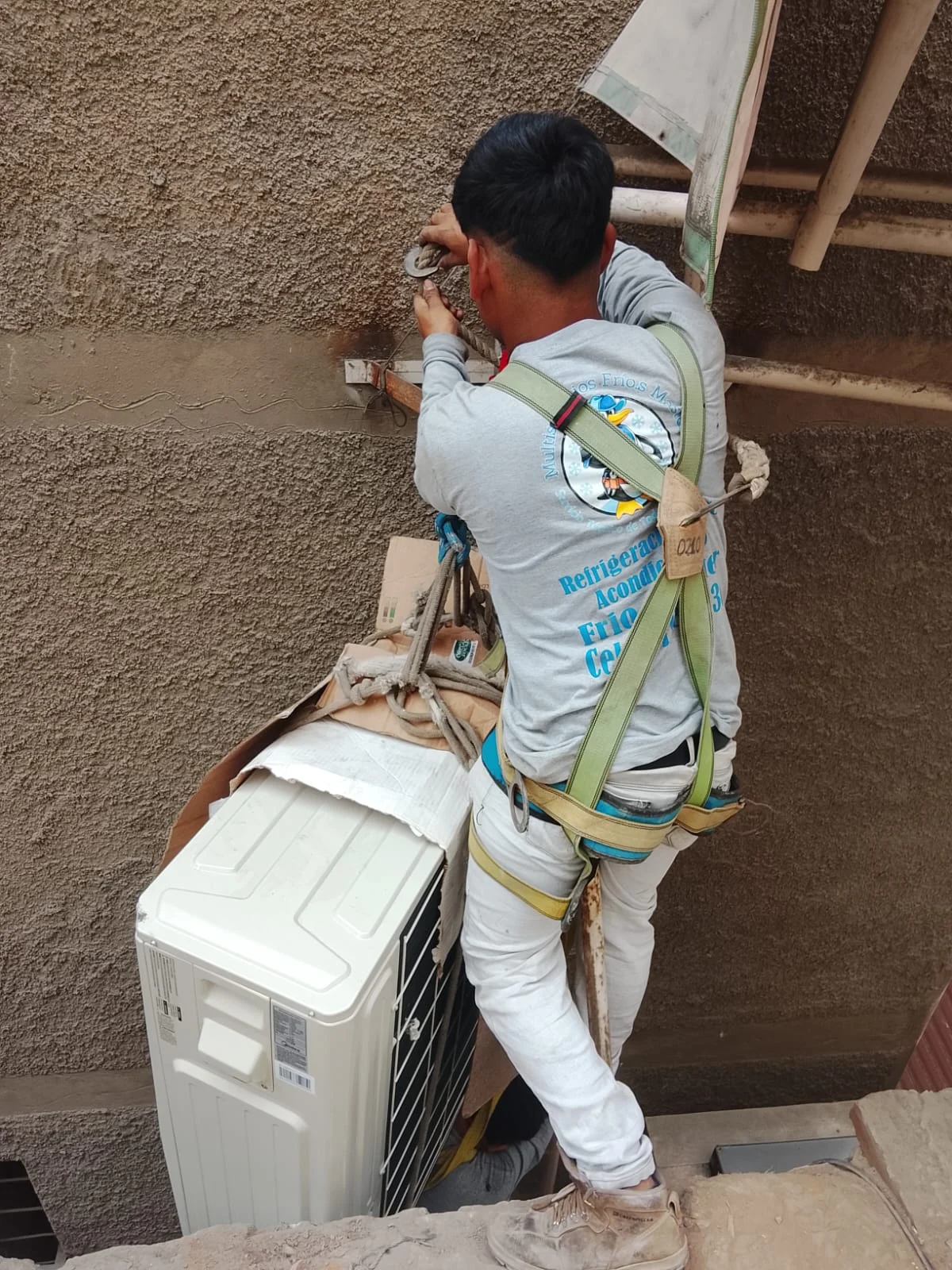 T&eacute;cnico revisando una unidad exterior