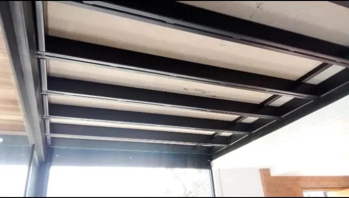 Vigas met&aacute;licas en un ambiente interior