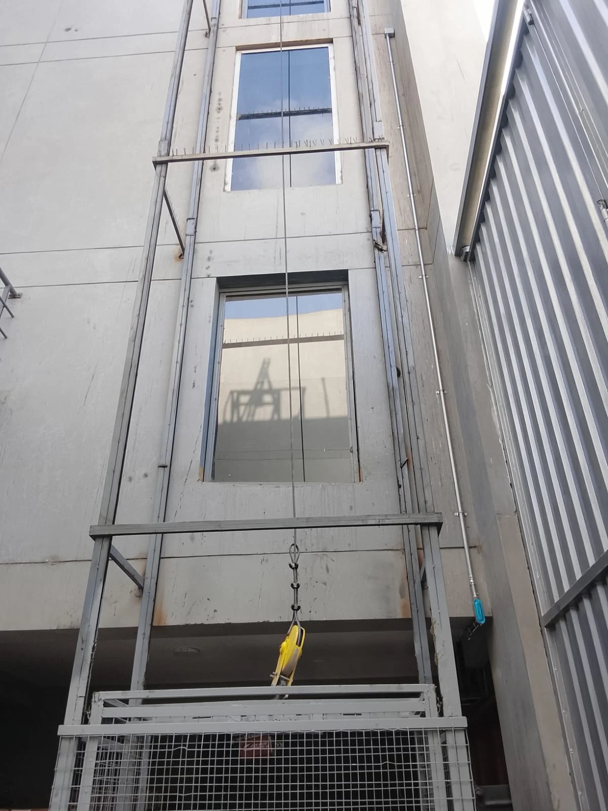 Escalera met&aacute;lica en un espacio interior