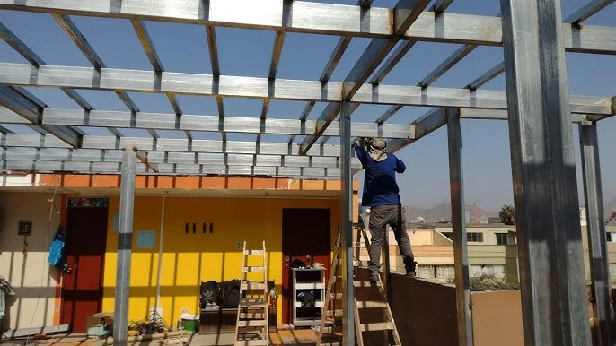 Personal trabajando en una estructura met&aacute;lica