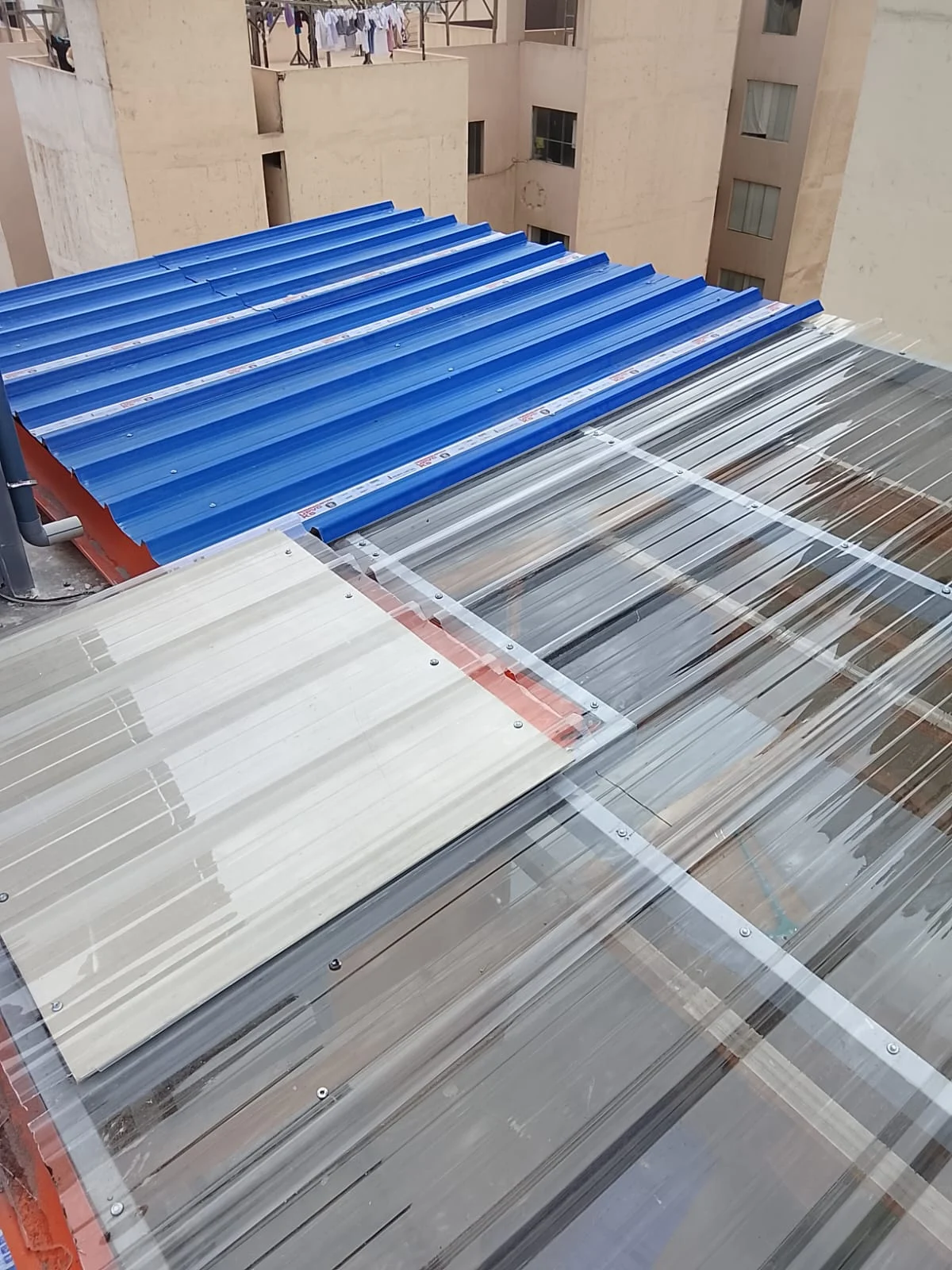 Cobertura azul sobre estructura met&aacute;lica